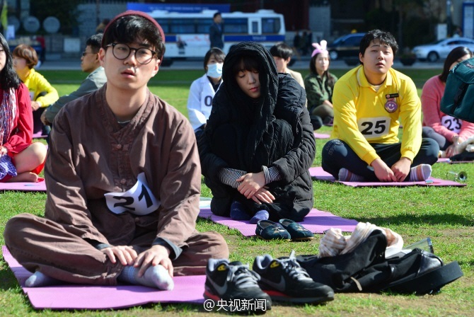 韓國(guó)舉辦“發(fā)呆大賽” 選手面僵齊放空 韓國(guó)舉辦“發(fā)呆大賽” 選手面僵齊放空