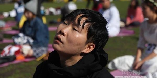 韓國(guó)舉辦“發(fā)呆大賽” 選手面僵齊放空 韓國(guó)舉辦“發(fā)呆大賽” 選手面僵齊放空