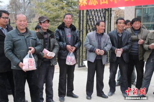 甘肅山村一支書發(fā)百萬分紅現(xiàn)金