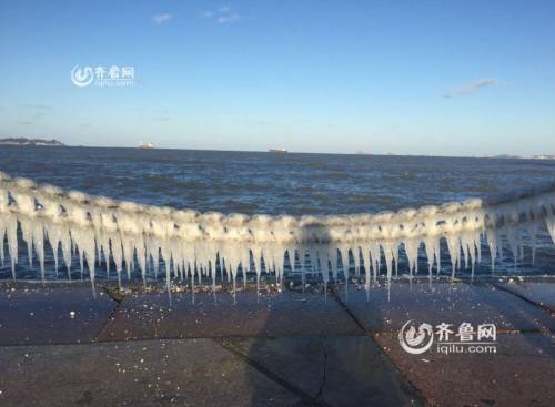 煙臺濱海廣場現(xiàn)冰凌美景 綿延千米 煙臺濱海廣場現(xiàn)冰凌美景 綿延千米