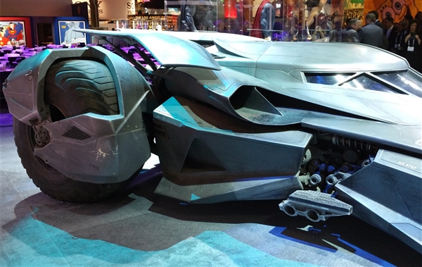 《蝙蝠俠大戰(zhàn)超人》新款戰(zhàn)車(chē)