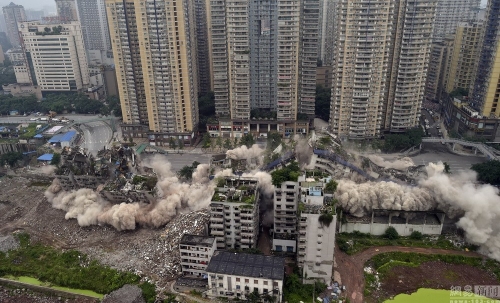 重慶鬧市爆破拆除大樓 重慶鬧市爆破拆除大樓
