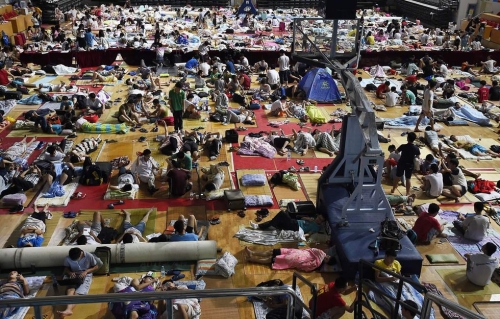 武漢持續(xù)高溫 華中師大學(xué)生體育館過(guò)夜
