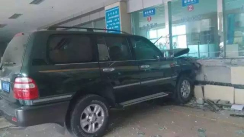 河南一越野車(chē)開(kāi)進(jìn)國(guó)稅局大廳