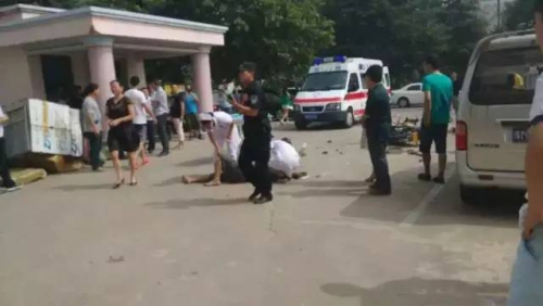 河南一越野車(chē)開(kāi)進(jìn)國(guó)稅局大廳