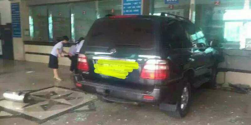 河南一越野車(chē)開(kāi)進(jìn)國(guó)稅局大廳