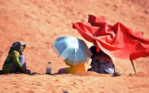 新疆高溫 沙子烤熟雞蛋交警鞋底 新疆高溫 沙子烤熟雞蛋交警鞋底