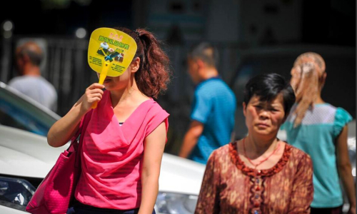 新疆高溫 沙子烤熟雞蛋交警鞋底 新疆高溫 沙子烤熟雞蛋交警鞋底
