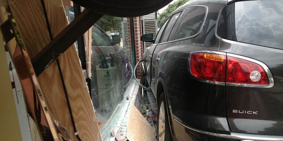 油門(mén)當(dāng)剎車(chē) 越野車(chē)差點(diǎn)沖進(jìn)理發(fā)店 油門(mén)當(dāng)剎車(chē) 越野車(chē)差點(diǎn)沖進(jìn)理發(fā)店