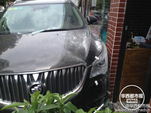 油門(mén)當(dāng)剎車(chē) 越野車(chē)差點(diǎn)沖進(jìn)理發(fā)店 油門(mén)當(dāng)剎車(chē) 越野車(chē)差點(diǎn)沖進(jìn)理發(fā)店