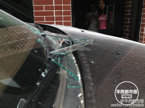 油門(mén)當(dāng)剎車(chē) 越野車(chē)差點(diǎn)沖進(jìn)理發(fā)店 油門(mén)當(dāng)剎車(chē) 越野車(chē)差點(diǎn)沖進(jìn)理發(fā)店