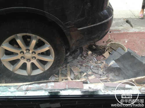 油門(mén)當(dāng)剎車(chē) 越野車(chē)差點(diǎn)沖進(jìn)理發(fā)店 油門(mén)當(dāng)剎車(chē) 越野車(chē)差點(diǎn)沖進(jìn)理發(fā)店