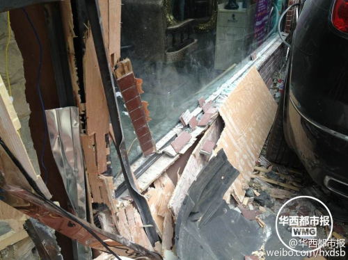 油門(mén)當(dāng)剎車(chē) 越野車(chē)差點(diǎn)沖進(jìn)理發(fā)店 油門(mén)當(dāng)剎車(chē) 越野車(chē)差點(diǎn)沖進(jìn)理發(fā)店