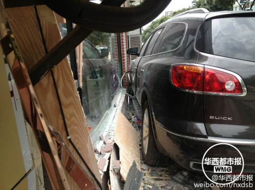 油門(mén)當(dāng)剎車(chē) 越野車(chē)差點(diǎn)沖進(jìn)理發(fā)店 油門(mén)當(dāng)剎車(chē) 越野車(chē)差點(diǎn)沖進(jìn)理發(fā)店