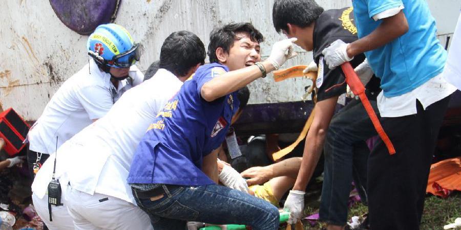 普吉大巴翻車致17名中國(guó)游客受傷 普吉大巴翻車致17名中國(guó)游客受傷