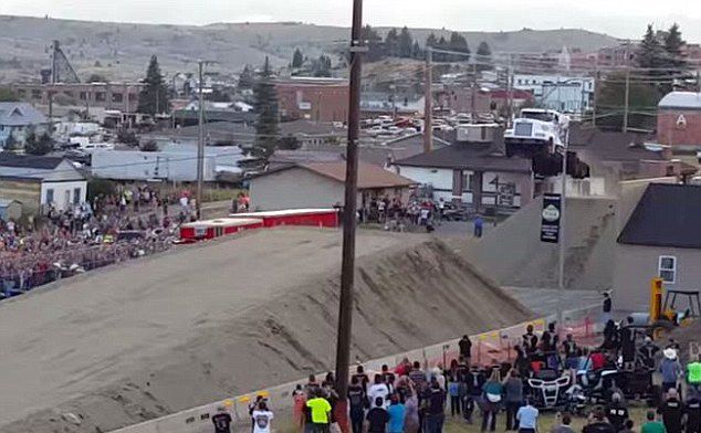 男子駕卡車飛越51米鴻溝刷新世界紀(jì)錄 男子駕卡車飛越51米鴻溝刷新世界紀(jì)錄