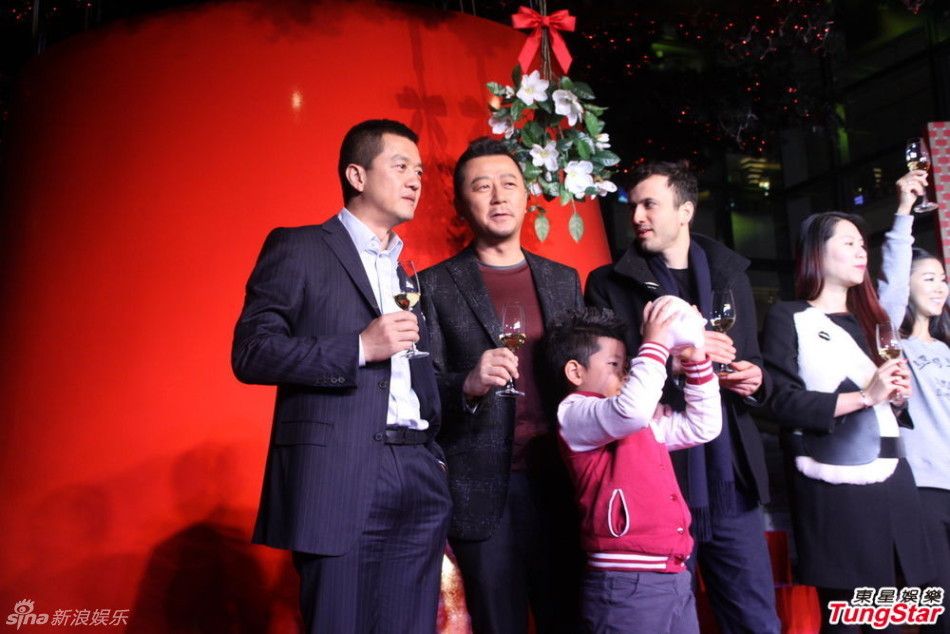 李亞鵬、郭濤父子相活動