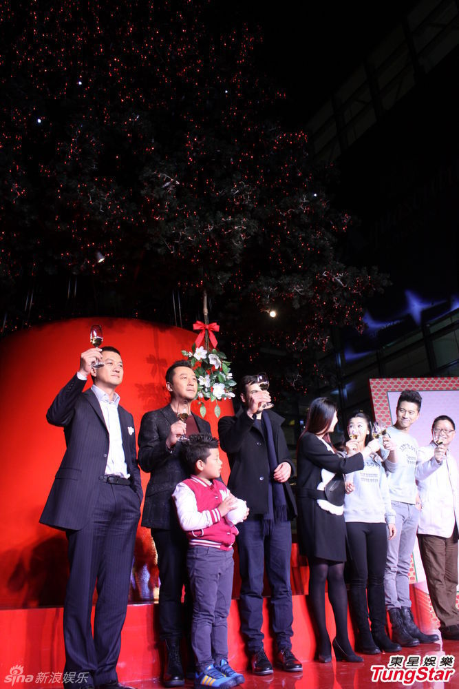 李亞鵬、郭濤父子相活動