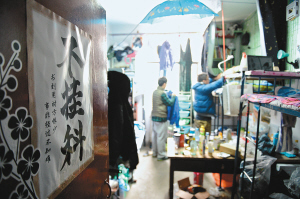 寢室門上的招貼表達(dá)了學(xué)生們的愿望，其實不逃課、少逃課才是不掛科的保證