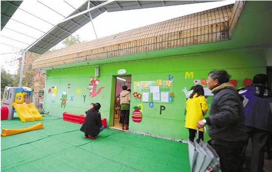 因?yàn)榕卵b修后的氣味影響孩子的健康，包括小葉在內(nèi)，很多家長找到園方，要求換教室.