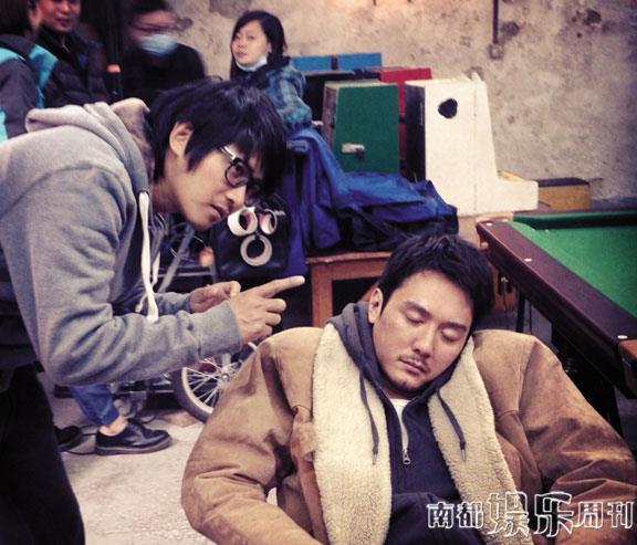 導(dǎo)演在認(rèn)真給演員說戲，演員聽得也很認(rèn)真。