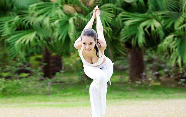 圖為瑜伽教母性感寫(xiě)真。