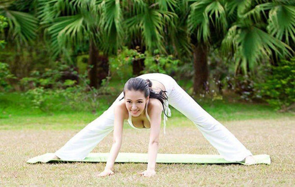 圖為瑜伽教母性感寫(xiě)真。