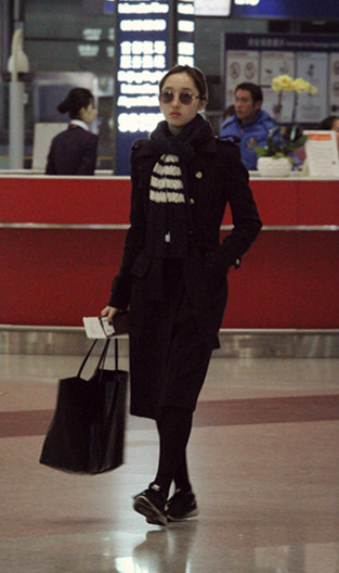 蔣夢(mèng)婕獨(dú)自現(xiàn)身機(jī)場 蔣夢(mèng)婕獨(dú)自現(xiàn)身機(jī)場