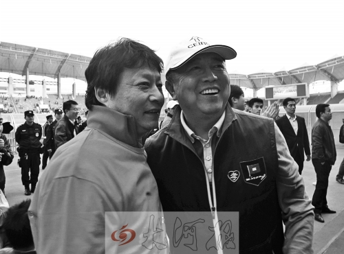 比賽結(jié)束后，老胡熱情擁抱老唐。