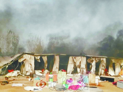 火勢蔓延前村民從屋內(nèi)搬出的冰箱、桌子等物品