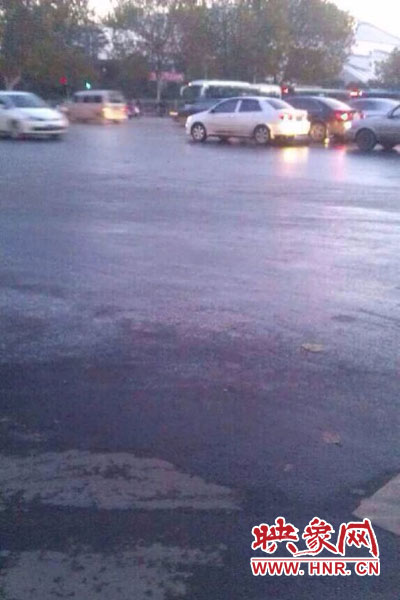 中原路與嵩山路交匯處路面因灑水結冰。（圖片來自網(wǎng)絡）