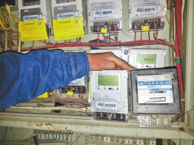 　跟智能電表（左）相比，老式機械電表（右）就像個“老古董”。