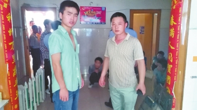 在吳文舉老師的幫助下，王強(qiáng)強(qiáng)（左）從傳銷窩點(diǎn)成功脫險(xiǎn)。