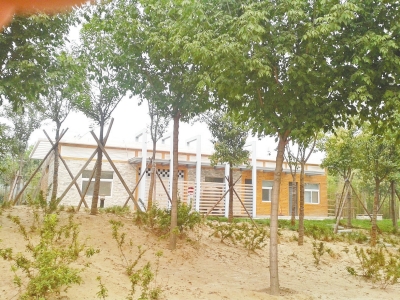 南三環(huán)上的一處公廁掩映在綠樹(shù)間，也鎖著門