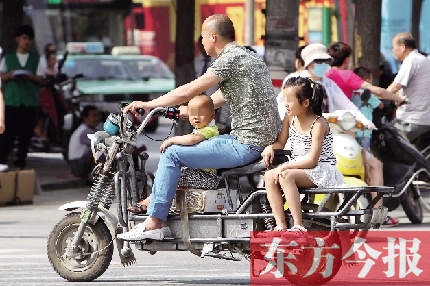 這樣帶著孩子，一個(gè)剎車(chē)，孩子就有可能摔下車(chē)
