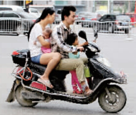 帶著孩子騎電動(dòng)車(chē)，安全一定要放在第一位。