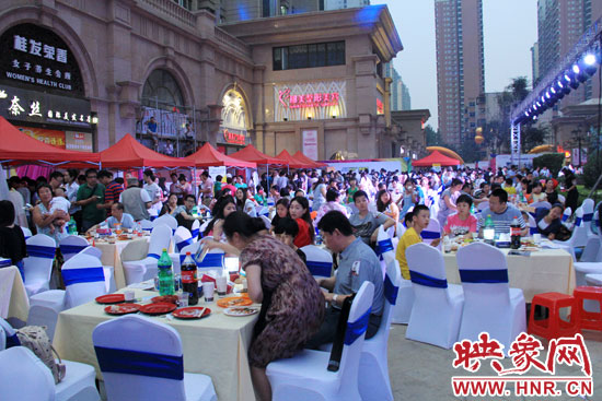 活動場面火爆,600多人免費大聚餐。