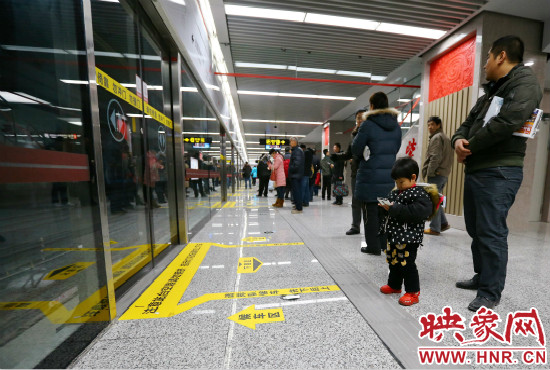 小朋友在等候區(qū)內(nèi)等待地鐵。