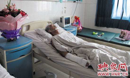 梁亮顱骨骨折、右胳膊肌腱被砍斷,手指受傷。