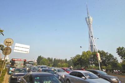 航海路中原福塔門前調(diào)頭口被封閉，等待左轉(zhuǎn)調(diào)頭的車輛排起長隊(duì)。