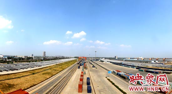 鄭州鐵路集裝箱中心站內(nèi)，滿載貨物的國際班列從這里開出。段晉哲/攝