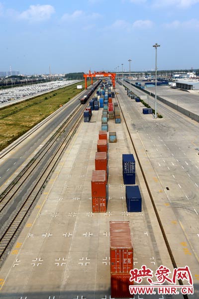 打造成為中西部地區(qū)對(duì)外貿(mào)易的“無(wú)水港”。段晉哲/攝