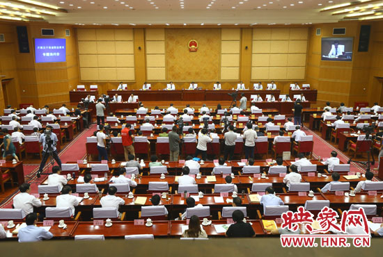 7月29日下午，河南省十二屆人大常委會(huì)第九次會(huì)議召開(kāi)關(guān)于職業(yè)教育專題詢問(wèn)會(huì)。