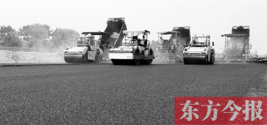 鄭州通航試驗區(qū)上街機(jī)場的改擴(kuò)建工程正在緊張施工，寬闊的跑道已經(jīng)基本竣工