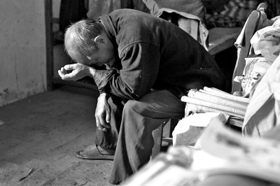 妞妞的爺爺至今仍深陷自責(zé)與悲傷之中,不能自拔。