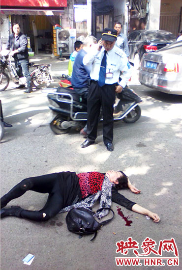 一名老年人當(dāng)場(chǎng)昏迷。