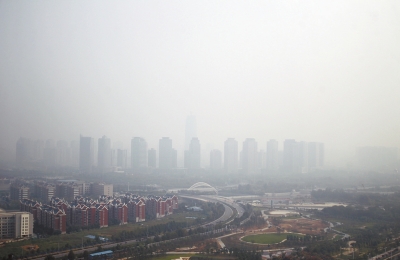 玉米秸稈煙淹了“大玉米”10月7日，霧霾籠罩下的鄭東新區(qū)CBD。