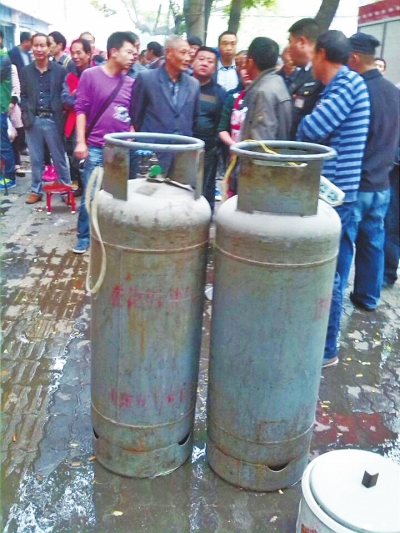 這兩個大塊頭沒事，眾人懸著的心平靜下來。