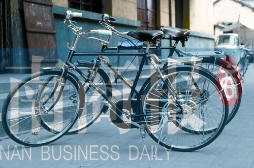 自行車是那時最時髦的交通工具，路邊清一色是“飛鴿牌”