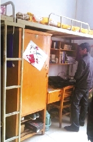 家人拍攝的孫慧博宿舍高低床照片。